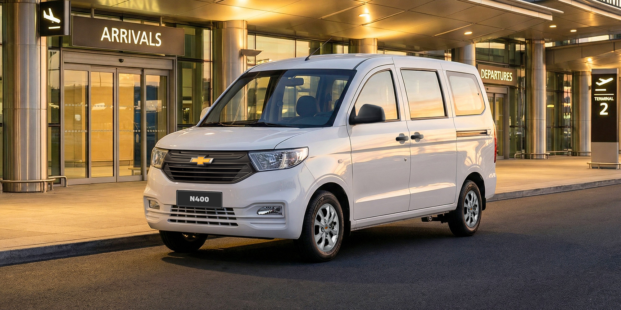 Chevrolet N400 Pasajeros blanca, estacionada en aeropuerto