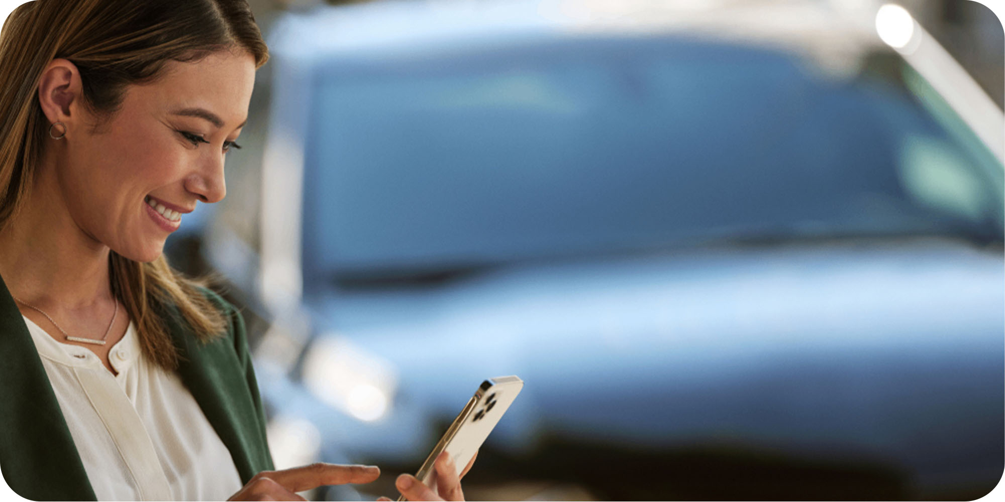 Mujer usando myChevroletApp, todo a tu alcance