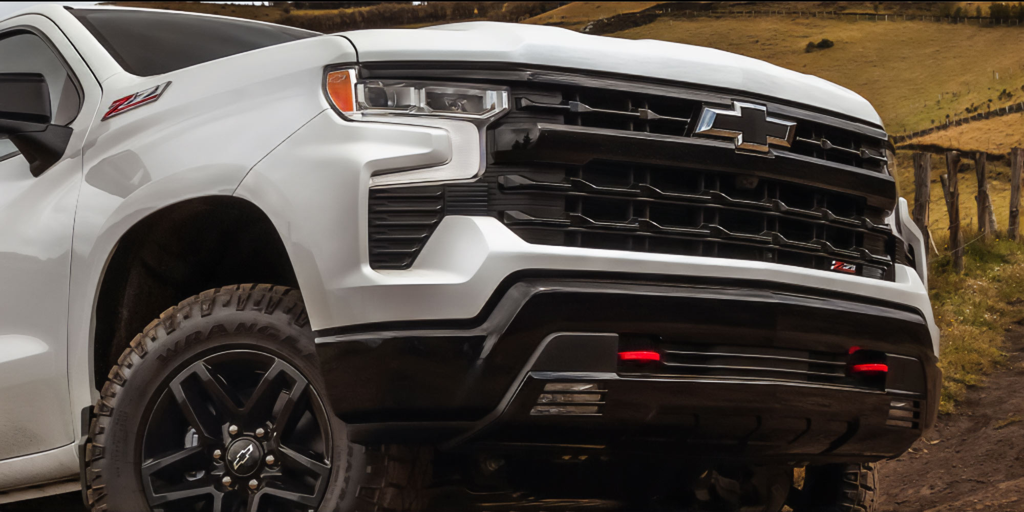 Vista frontal de la Chevrolet Silverado 2026 con parrilla y faros